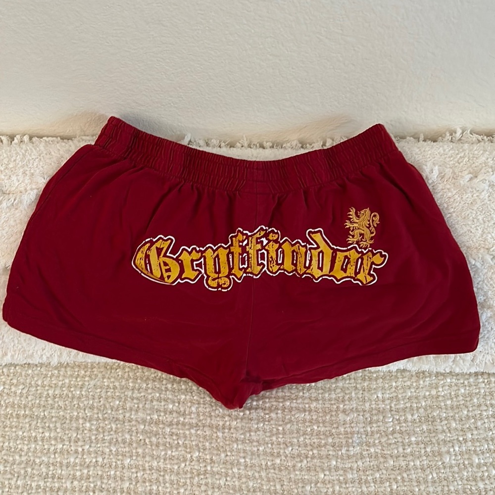 Wizarding World of Harry Potter Gryffindor Quidditch Athletic Red Shorts Sz M